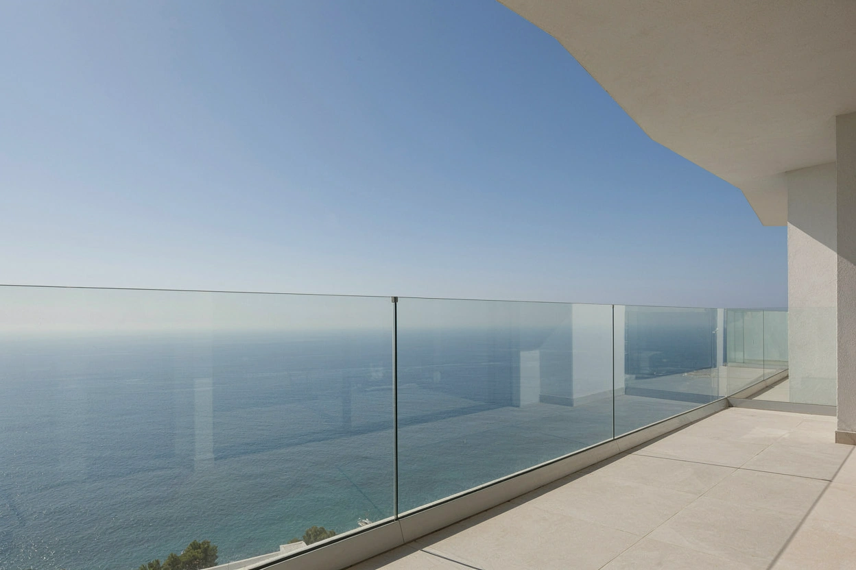 Garde-corps en verre posé sur un balcon avec vue mer